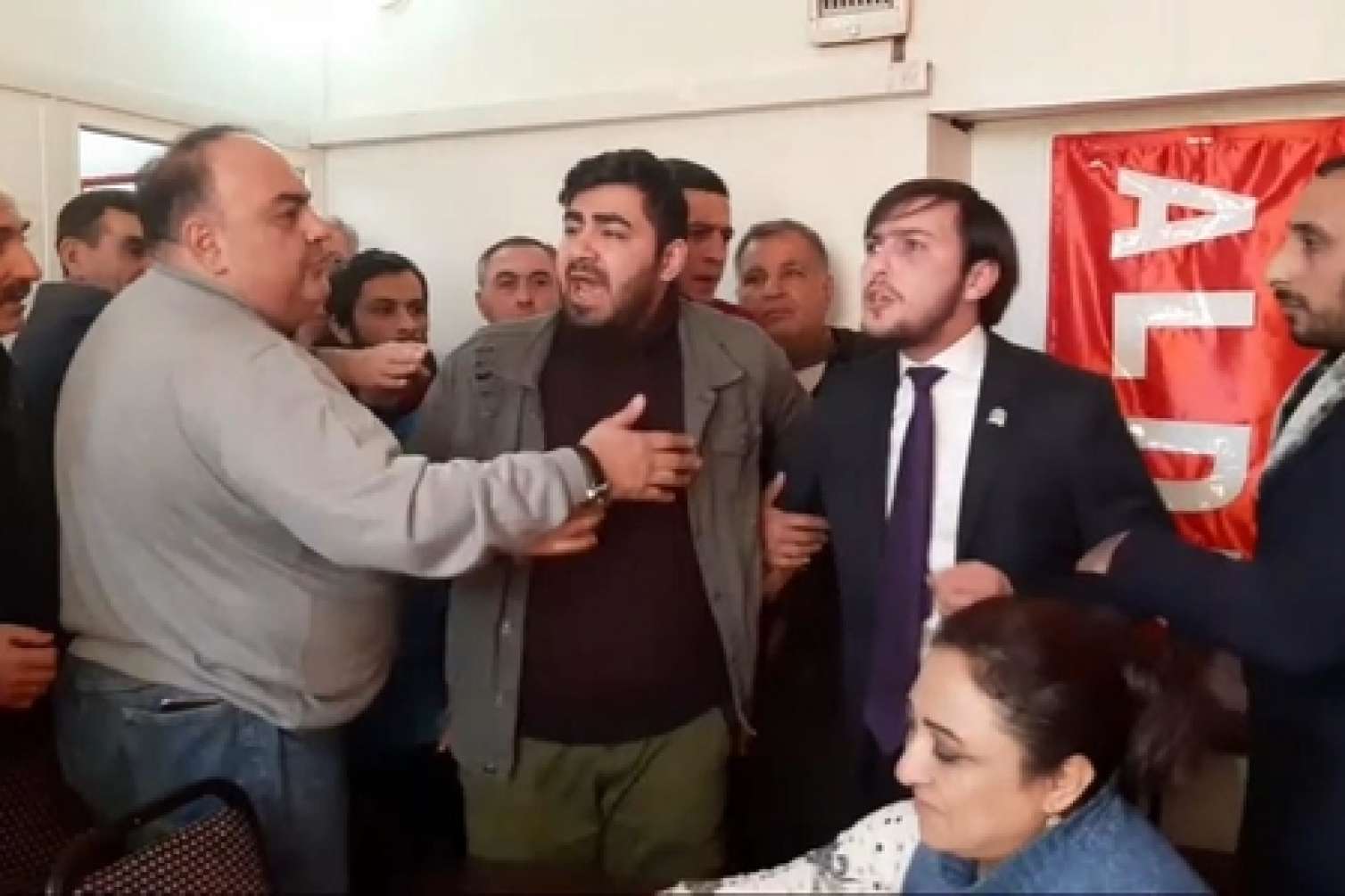 Azərbaycan Xalq Hərəkatında dava düşdü -  VİDEO
