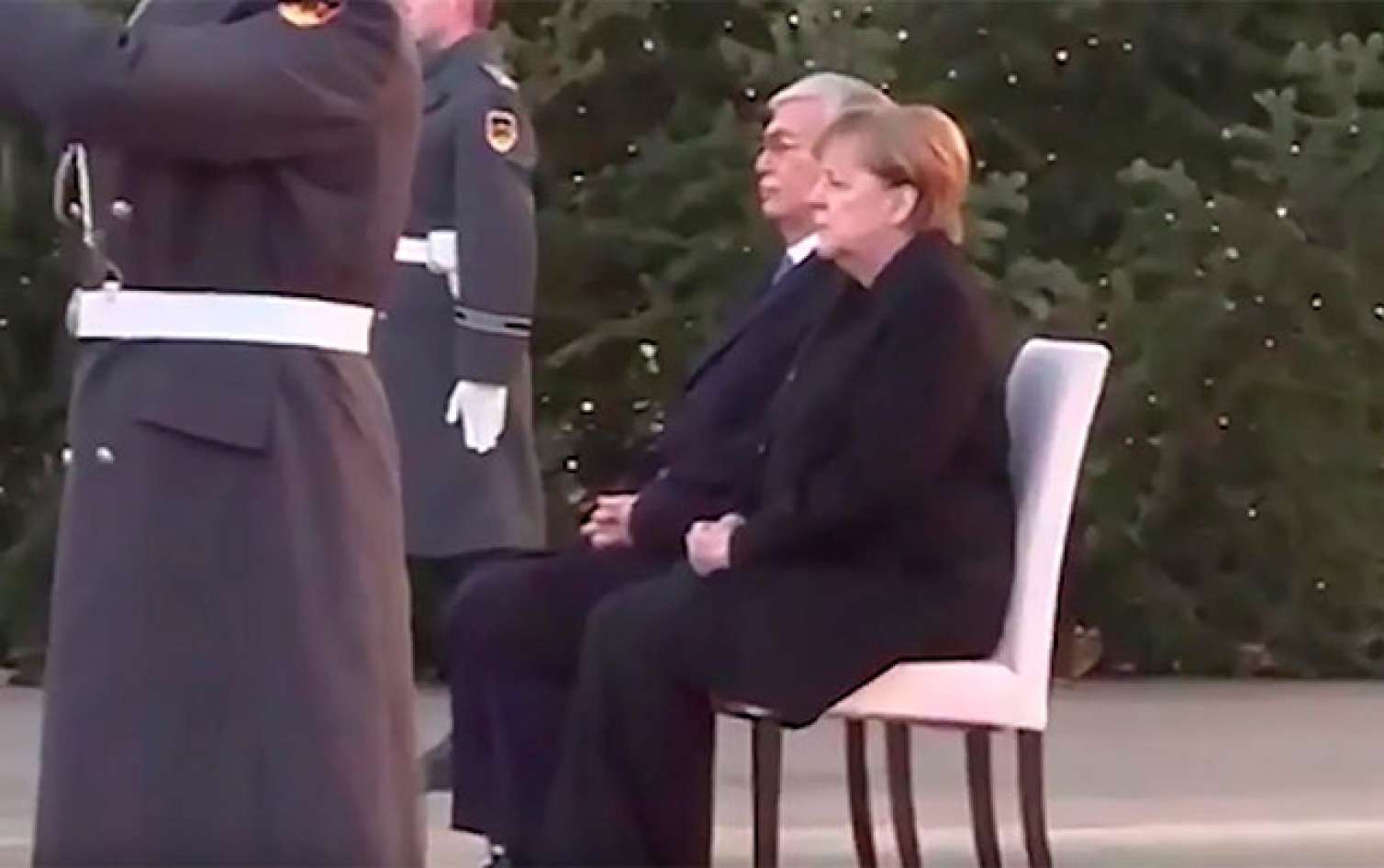 Merkel himn səslənərkən ayağa qalxmadı -  VİDEO