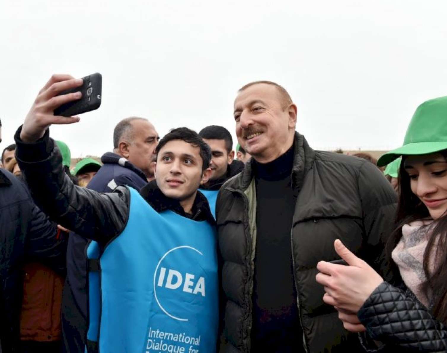 Prezident və Birinci vitse-prezident gənclərlə selfi çəkdirdi -  FOTOLAR