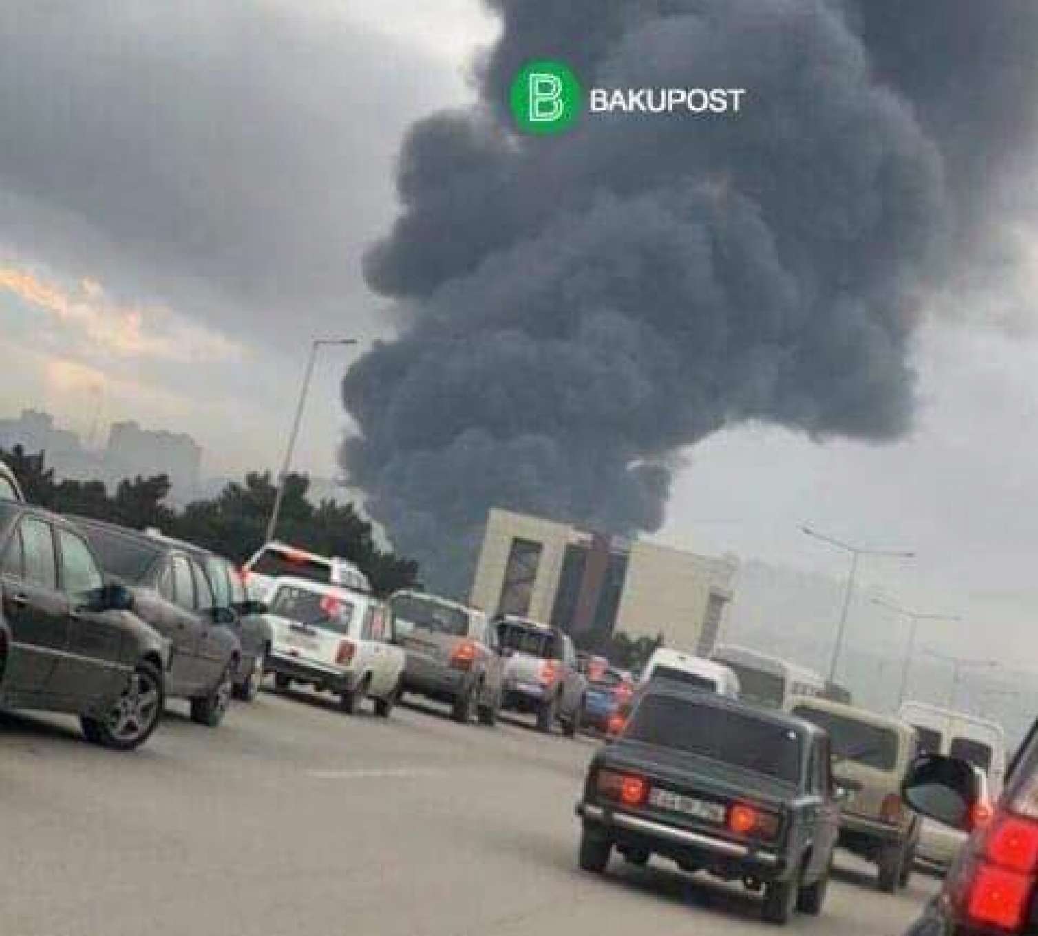 Bazardakı yanğını söndürmək üçün helikopter cəlb olundu -  FOTO/ VİDEO - YENİLƏNİB-3