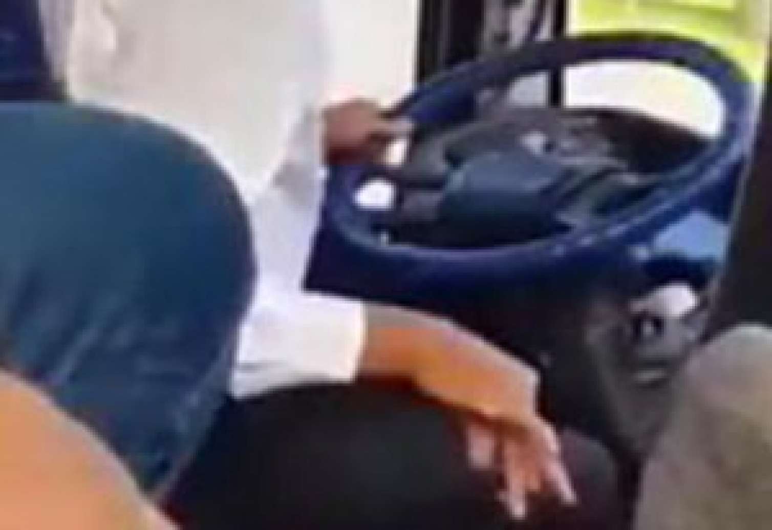 Avtobusda İNSİDENT: Sürücü və sərnişin üz-üzə gəldi - VİDEO 