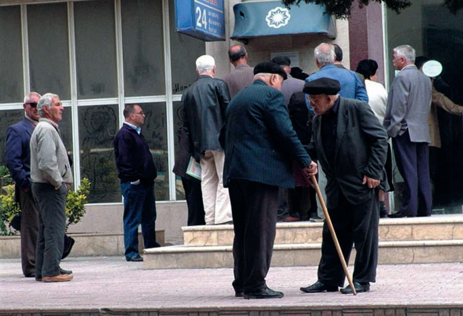 "Heç kimə kart məlumatlarınızı verməyin!" -  Nazirlikdən pensiyaçılara 