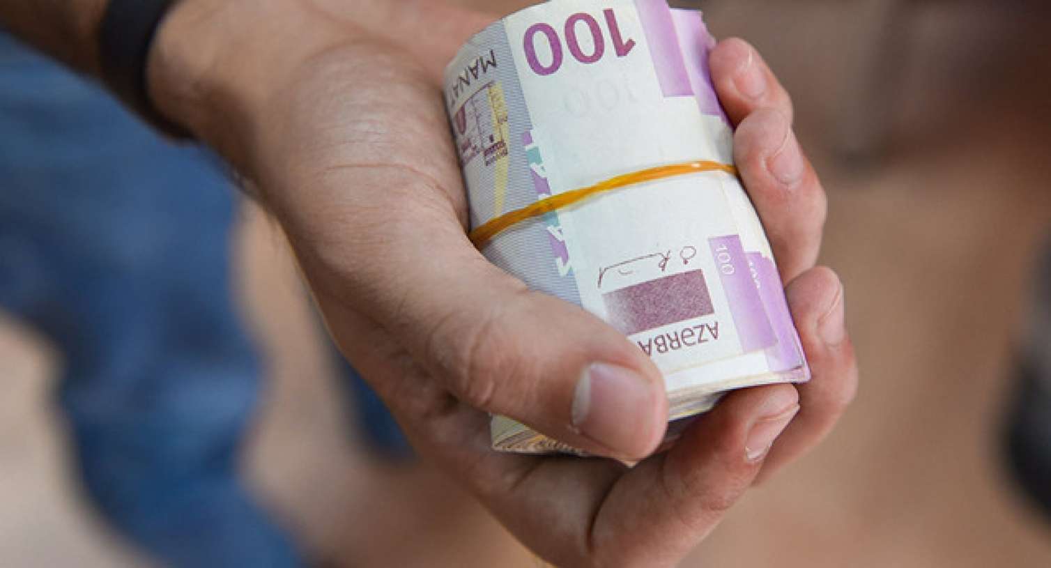 Bakıda işsiz gənclərdən necə sui-istifadə edilir? Külli miqdarda borc... - VİDEO 