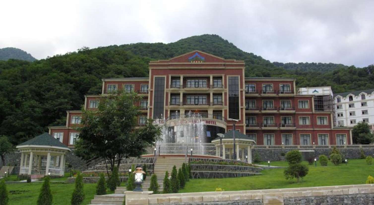 Azərbaycanın məşhur oteli bağlandı -  Səbəb