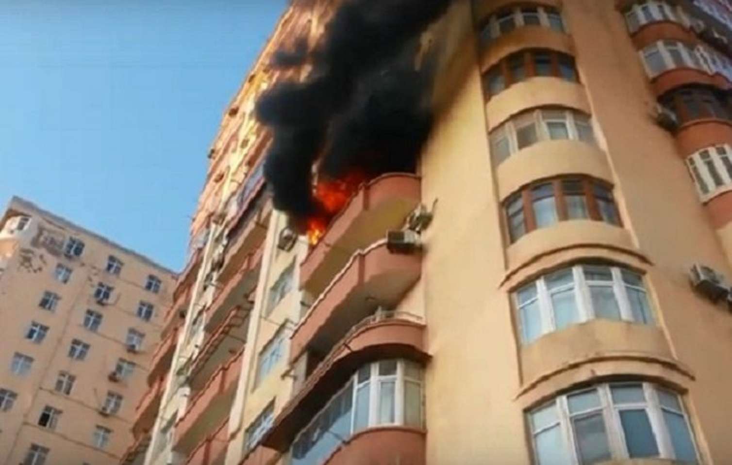 Bakıda çoxmərtəbəli binada yanğın -  FOTO/VİDEO