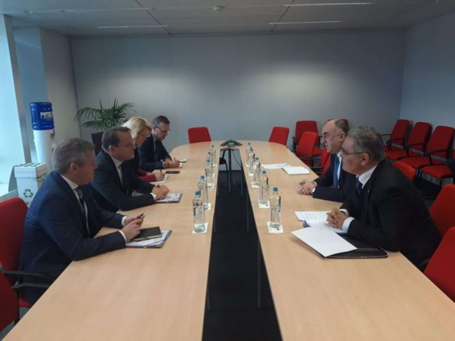 Elmar Məmmədyarov Brüsseldə Aİ-nin Komissarı ilə görüşüb 