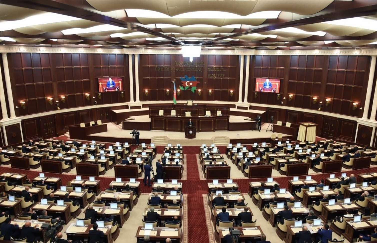 “Danışmayan” deputatlar danışdı 