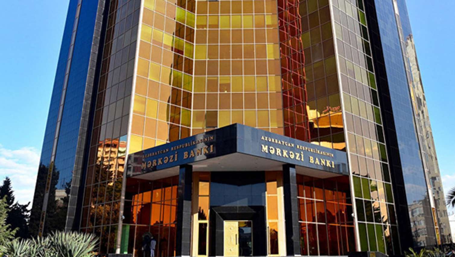 Mərkəzi Bankın rəhbərliyinə 2.7 milyon manat maaş ödənilib 