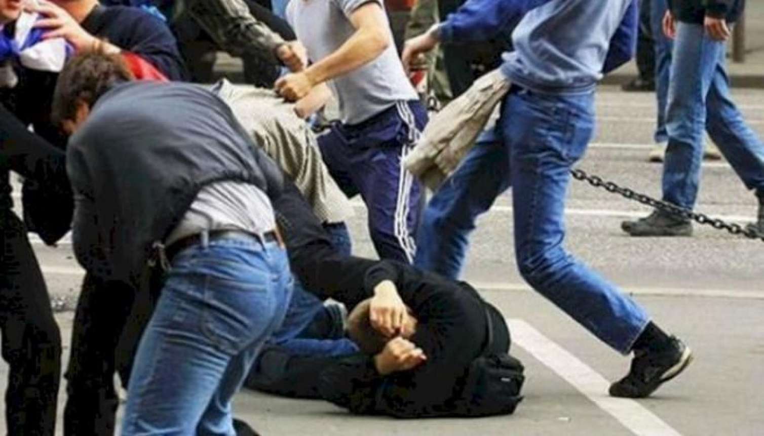 4 nəfər birləşib 30 yaşlı gənci döydülər 