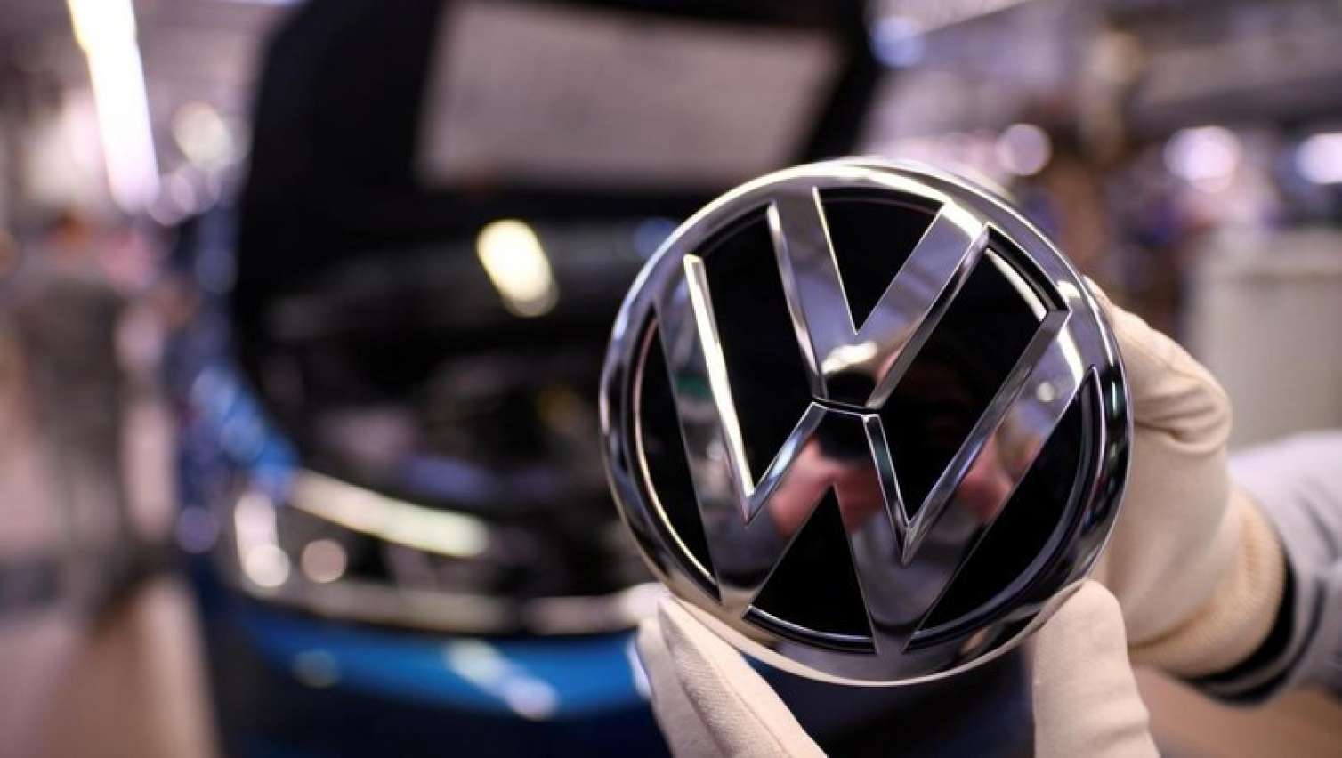 “Volkswagen” Avropada zavodlarını bağlayır 