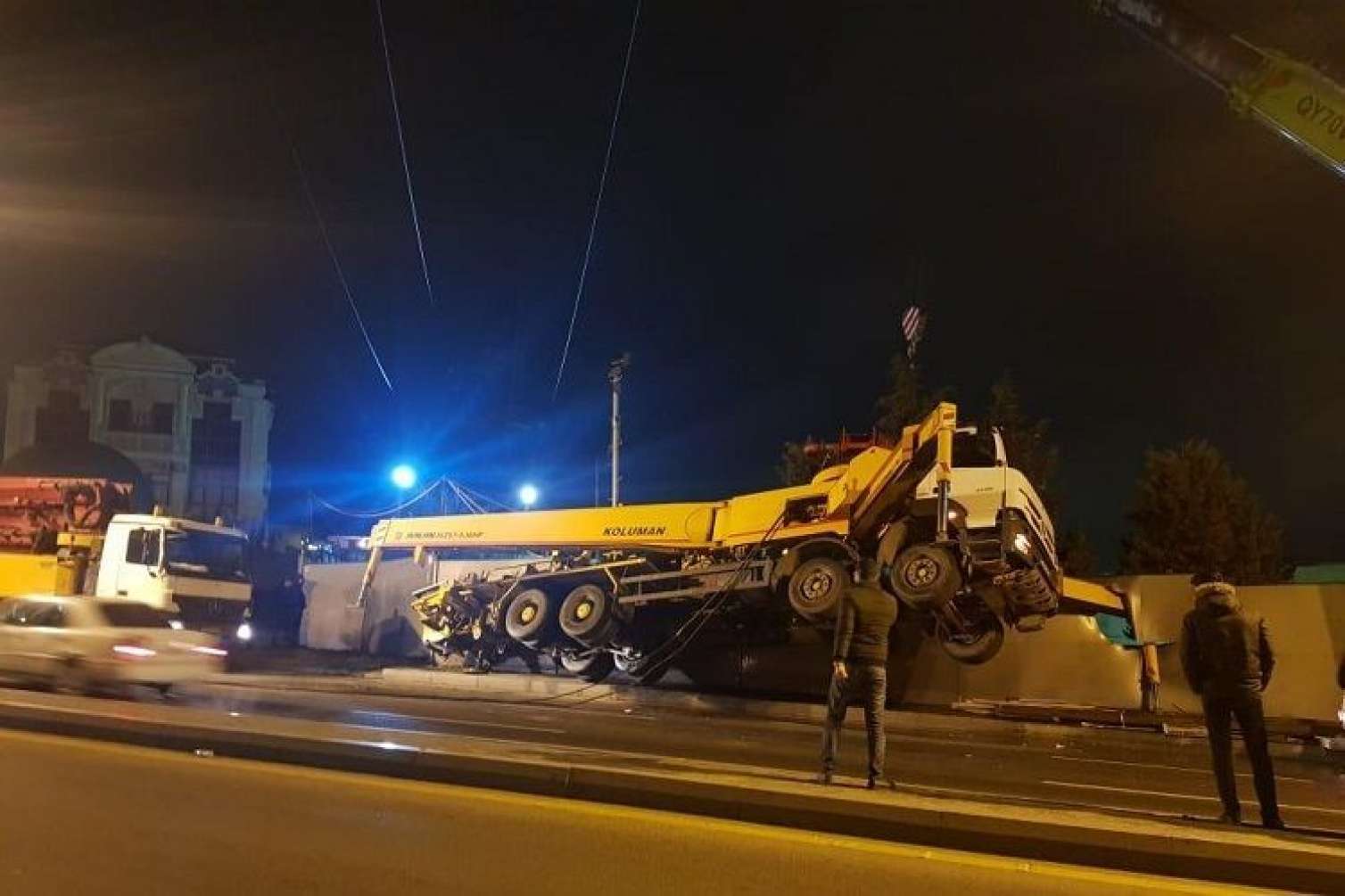 Bakıda beton maşını aşdı -  FOTOLAR