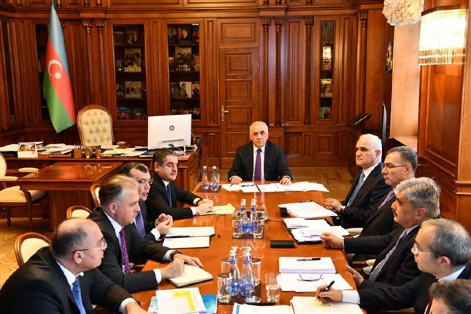 Hökumətin maliyyə yardımı kimlərə çatacaq?   – İqtisadçılar anti-böhran paketini tənqid etdilər