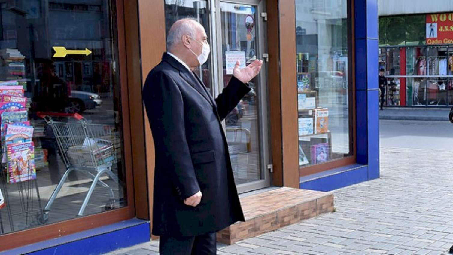 66 yaşlı icra başçısı karantin qadağasını pozdu -  FOTOLAR