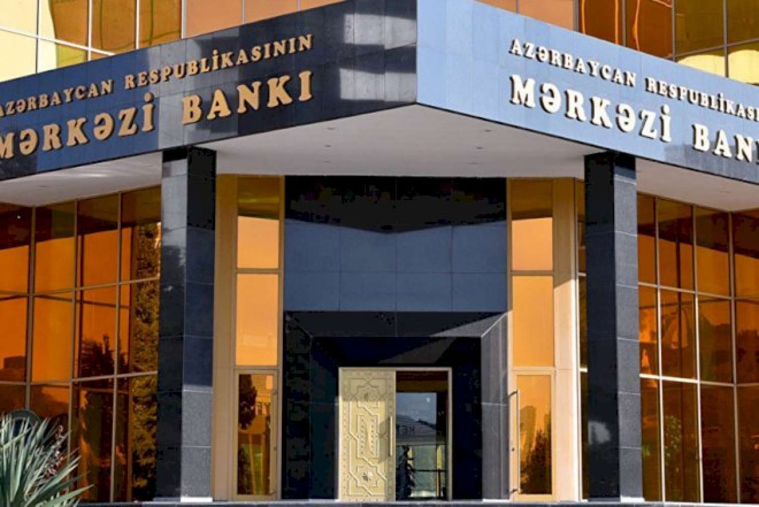 Azərbaycanda bu banklar bağlandı  - RƏSMİ