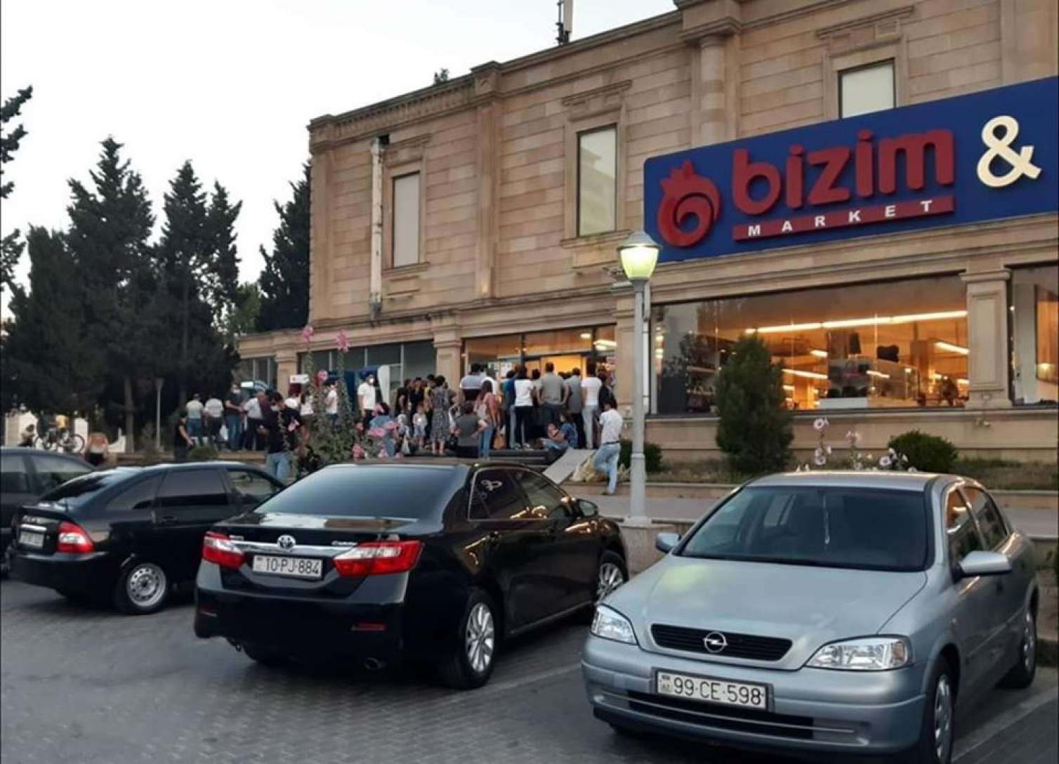 Bakıda karantin çaşqınlığı   - marketlərdə izdiham 