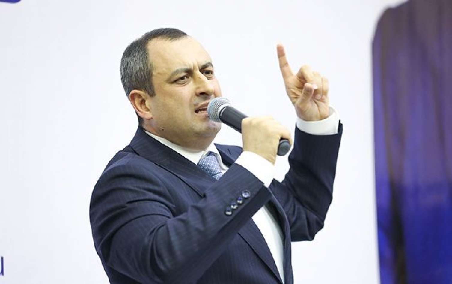 “Divan müxalifəti” İlham Əliyevi hədəfə alıb - Adil Əliyev  