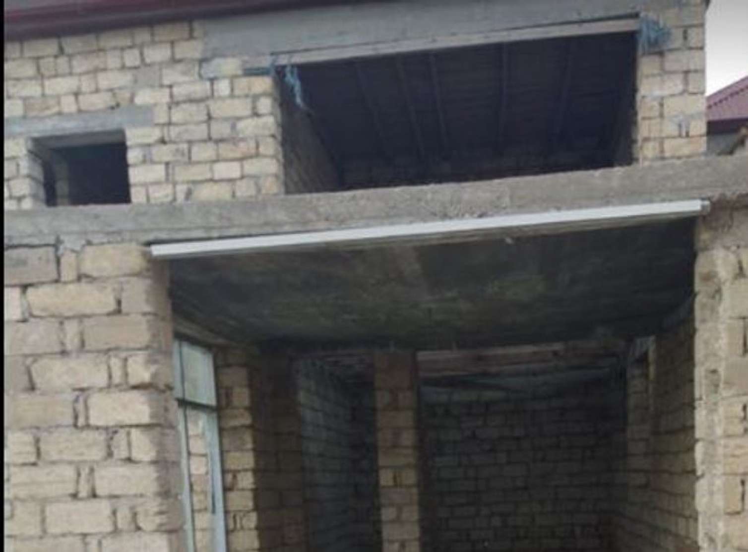 Bakıda jurnalistin tikilməkdə olan evi soyuldu  - FOTO