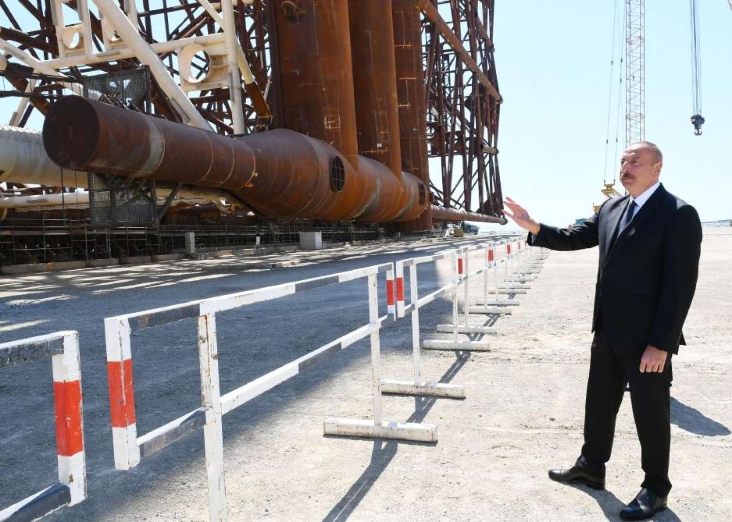 Prezident “Qarabağ” yatağının dayaq blokunun dənizə yola salınması mərasimində iştirak edib  - FOTOLAR