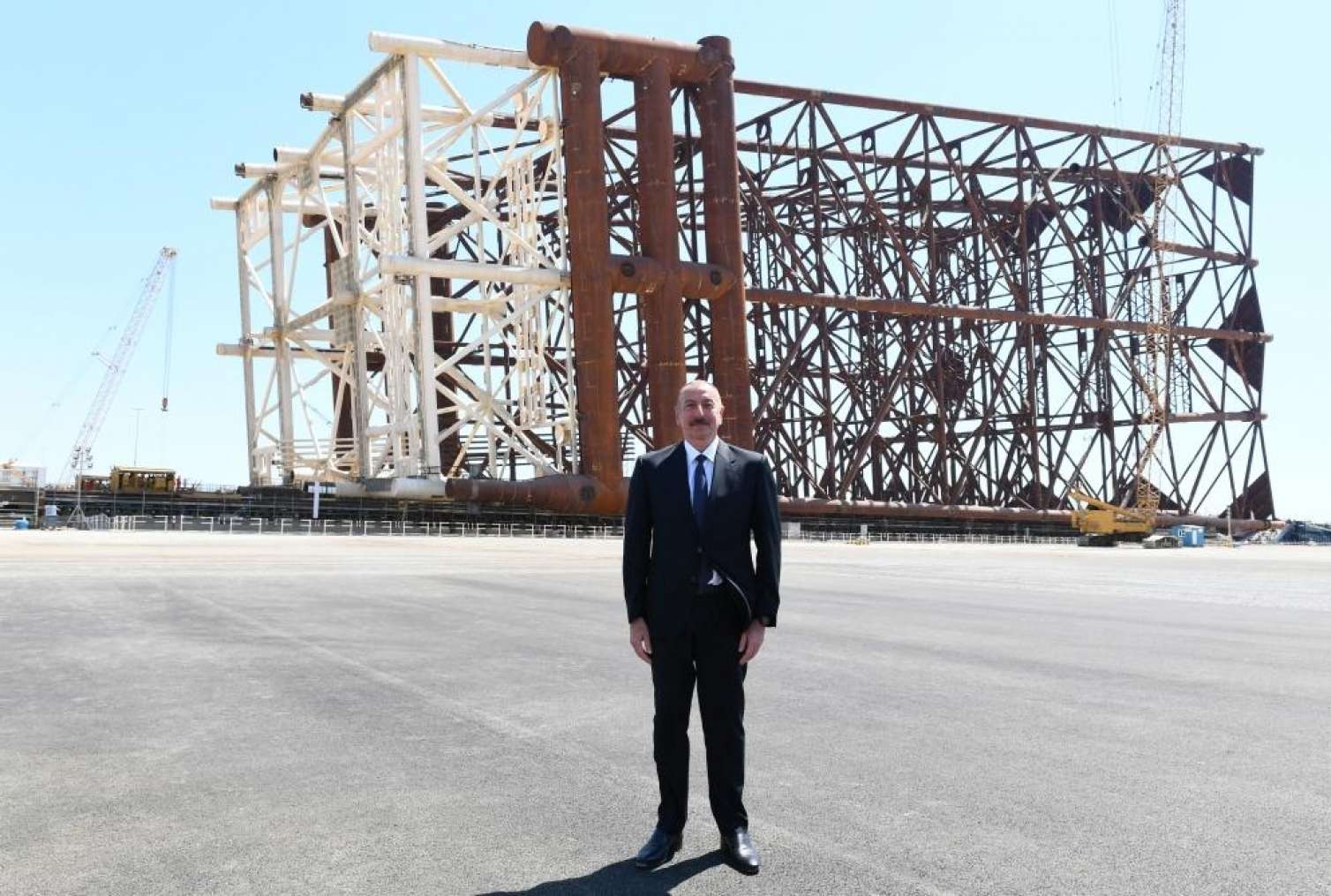 Prezident “Qarabağ” yatağının dayaq blokunun dənizə yola salınması mərasimində iştirak edib  - FOTOLAR