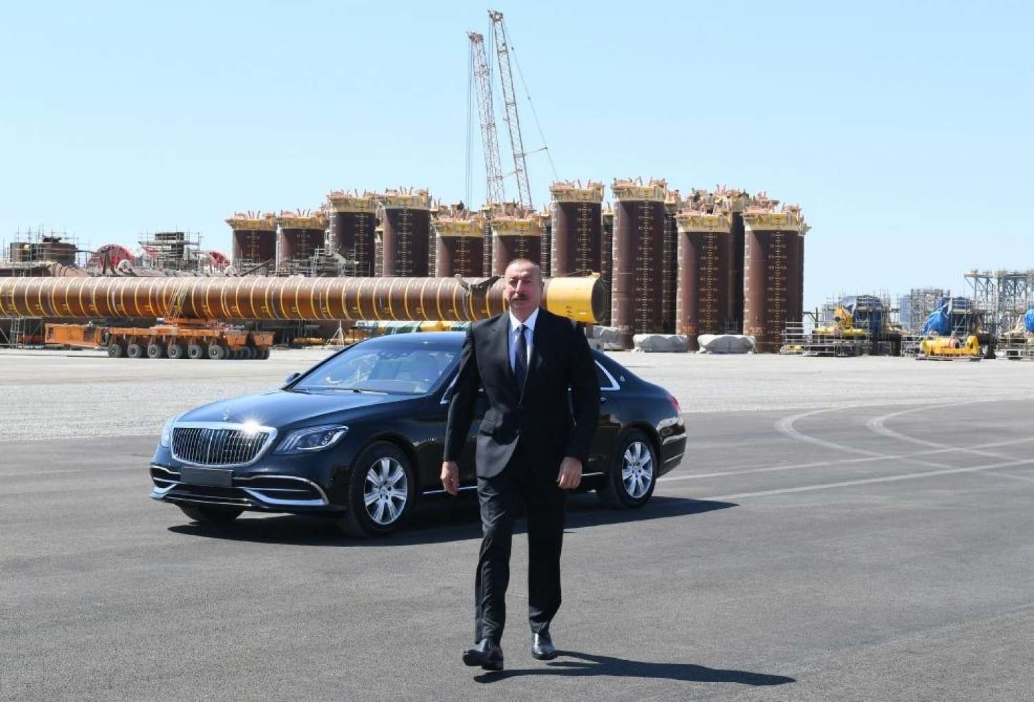 Prezident “Qarabağ” yatağının dayaq blokunun dənizə yola salınması mərasimində iştirak edib  - FOTOLAR