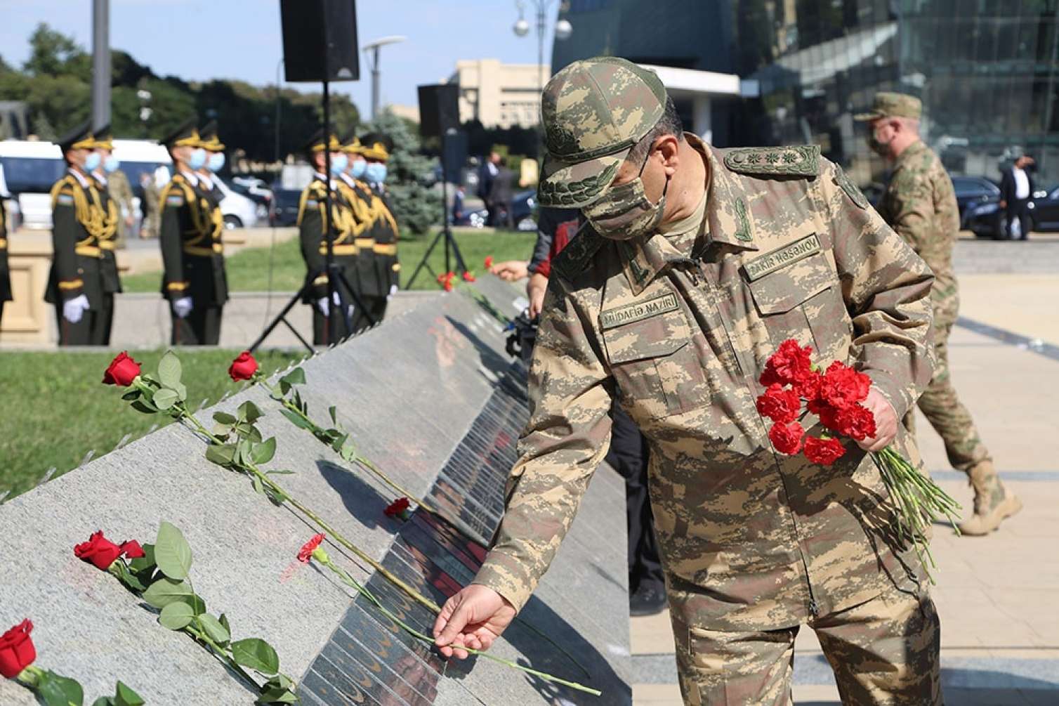 Müdafiə nazirləri Fəxri və Şəhidlər xiyabanını ziyarət etdilər  - FOTOLAR