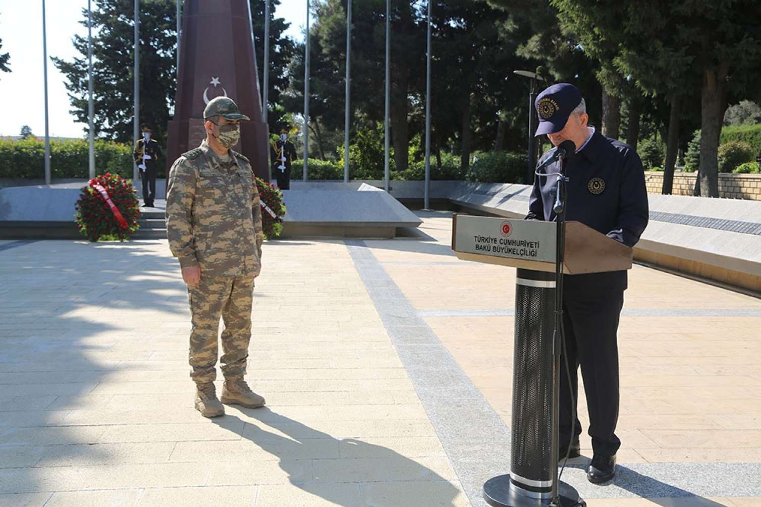 Müdafiə nazirləri Fəxri və Şəhidlər xiyabanını ziyarət etdilər  - FOTOLAR