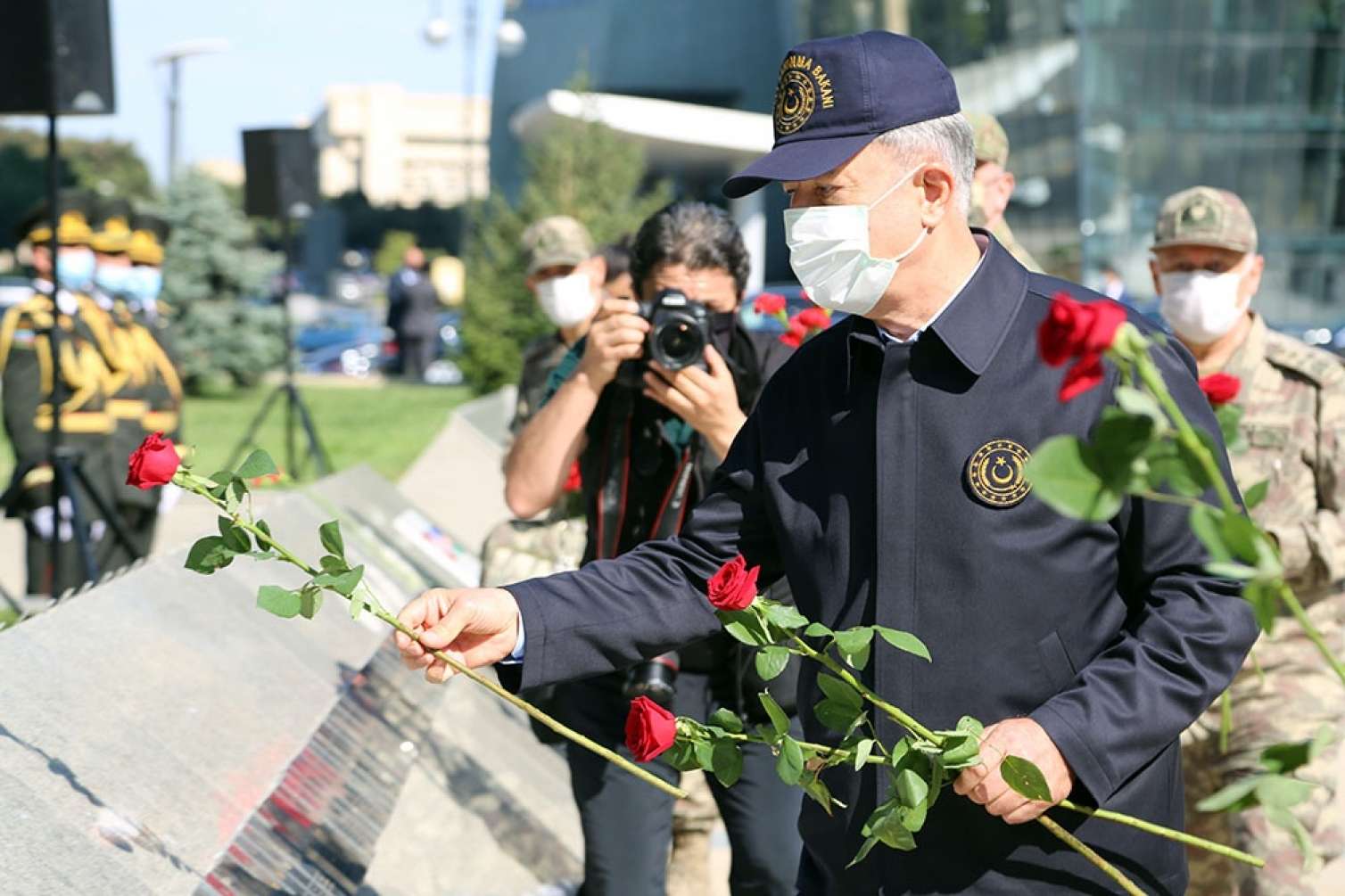 Müdafiə nazirləri Fəxri və Şəhidlər xiyabanını ziyarət etdilər  - FOTOLAR