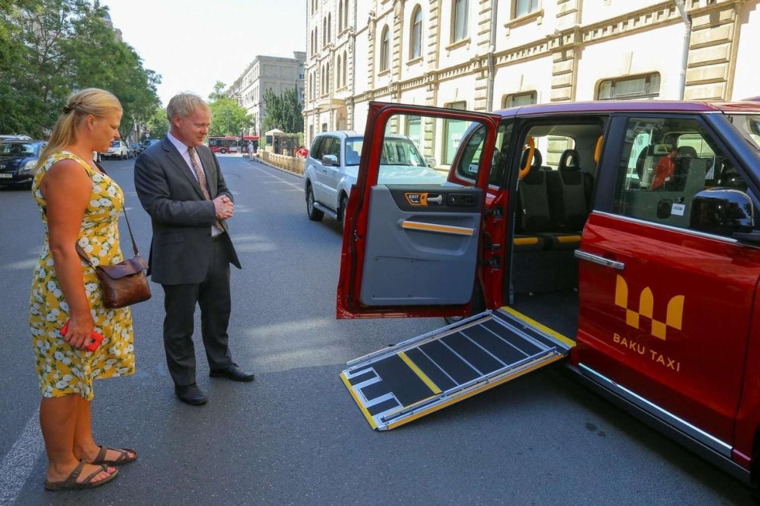 Britaniya səfirliyi London taksilərindən istifadə edəcək  - FOTOLAR