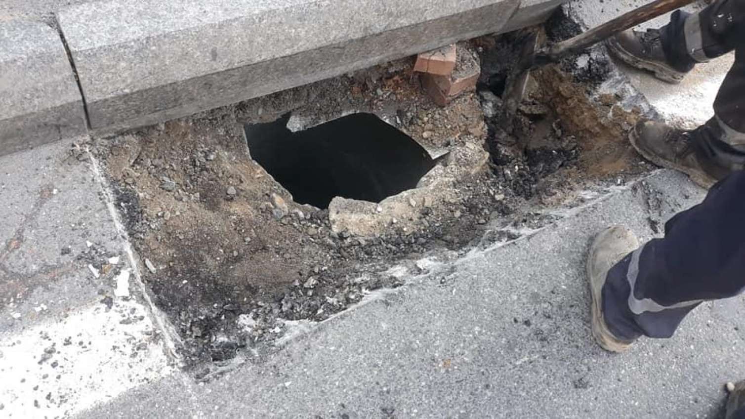 Təhsil Nazirliyinin qarşısındakı çökmüş yol bərpa edildi 