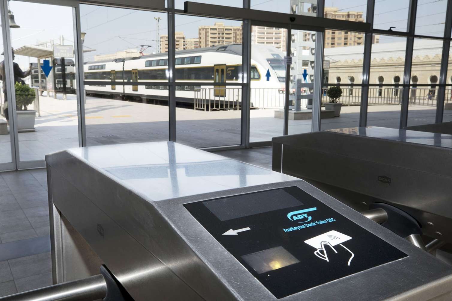 Elektrik qatarlarında ödəniş təmassız bank kartları ilə olacaq 