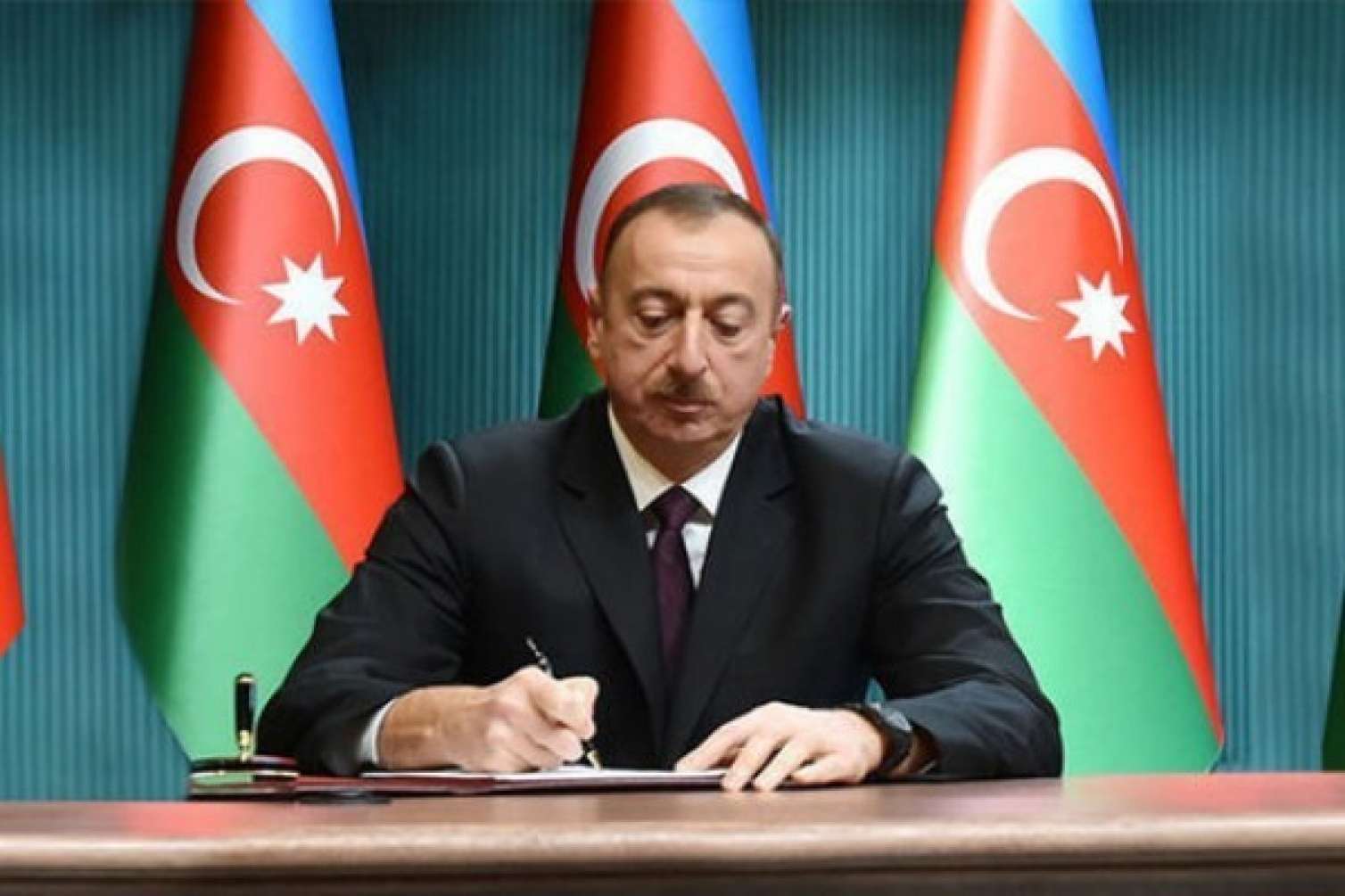 İlham Əliyev Vaqif Axundovu  təltif etdi 
