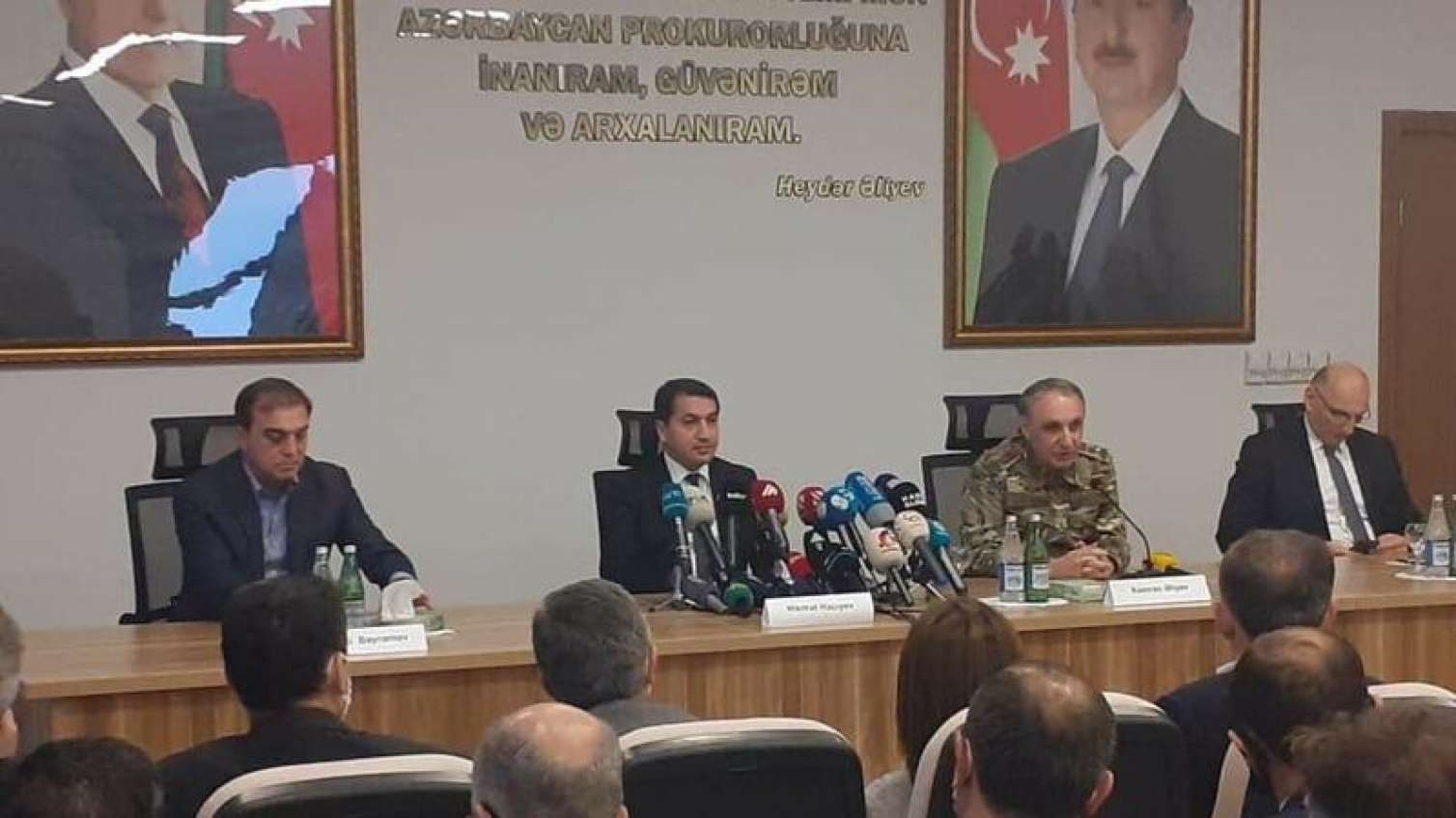 Dövlət rəsmiləri Gəncədə brifinq keçirir 
