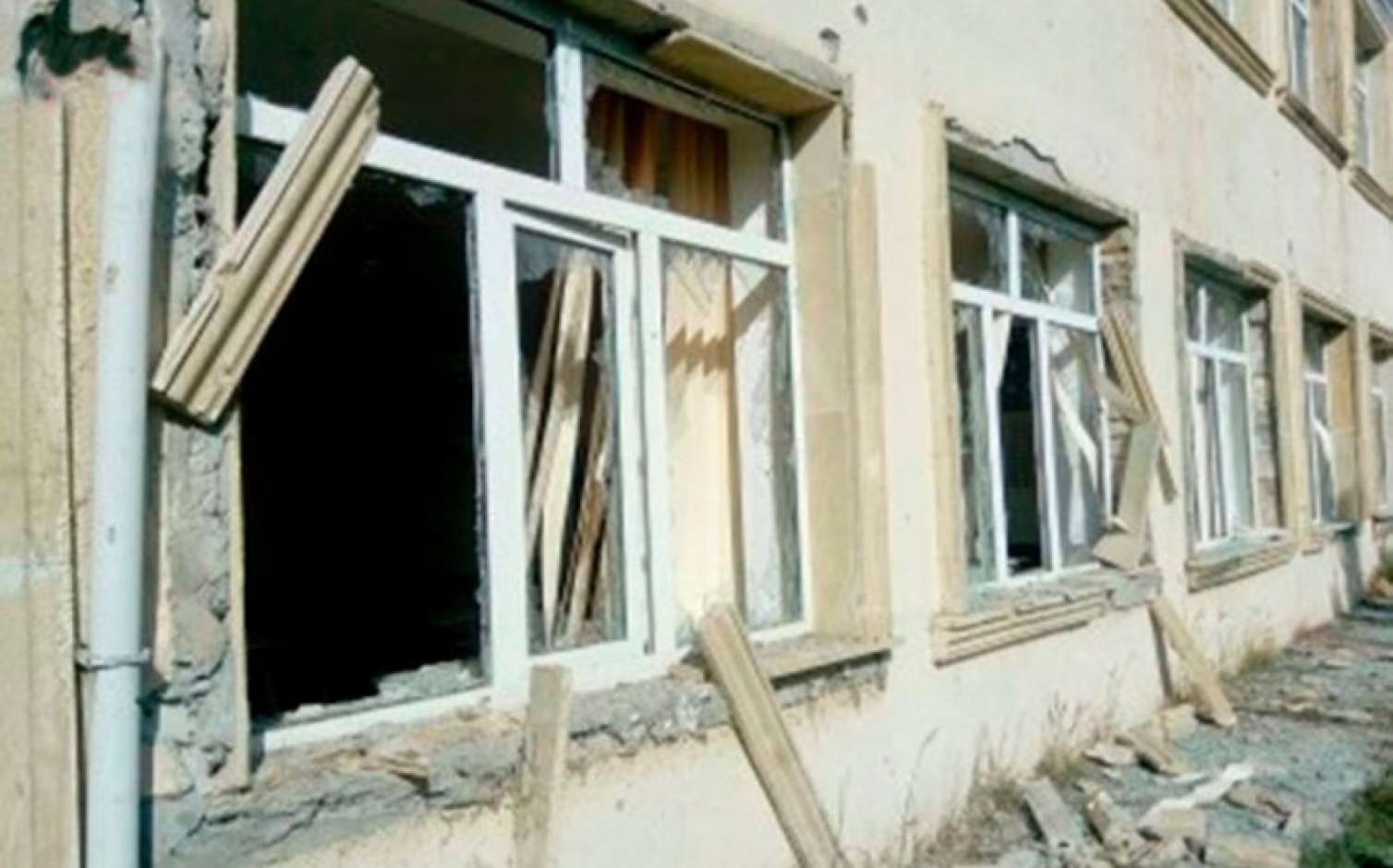 Düşmən Ağdamda məktəb binasını atəşə tutub  FOTOLAR