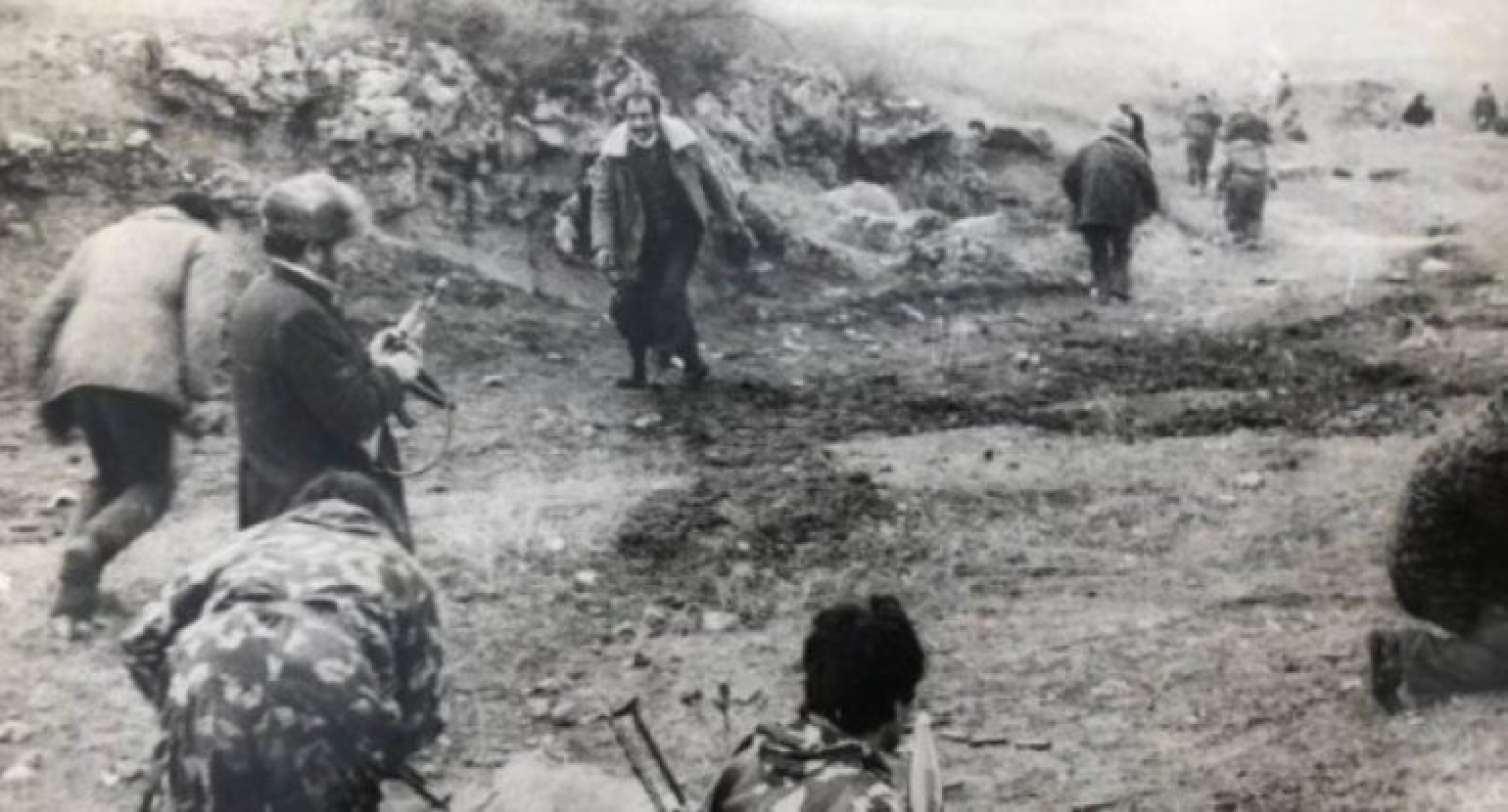 Azərbaycan əsgəri Xocalı cəlladını diri tutdu   FOTOLAR