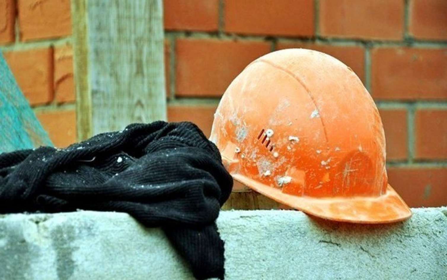 Fəhlə ekskavatorun arasında qalaraq öldü 