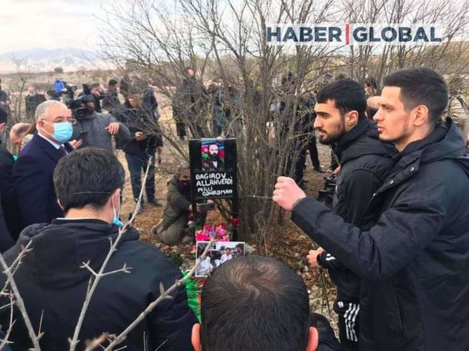 “Qarabağ”ın təmsilçiləri Milli Qəhrəmanımızın məzarını ziyarət etdi  FOTOLAR