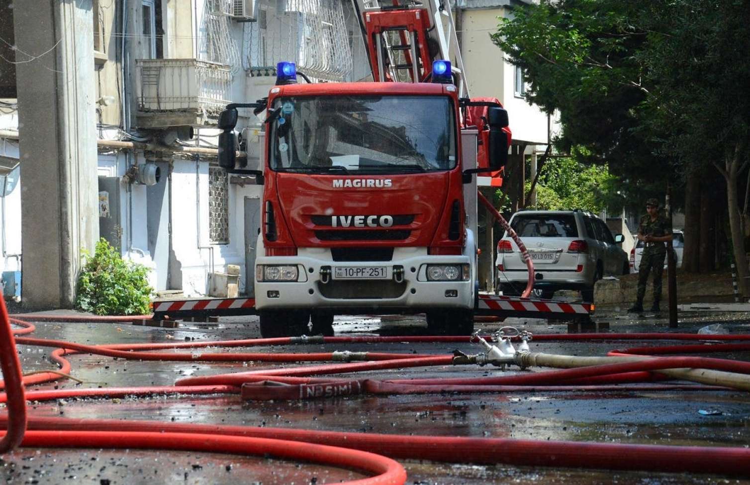 Bakıda yaşayış binasında baş verən yanğın söndürüldü -  YENİLƏNİB
