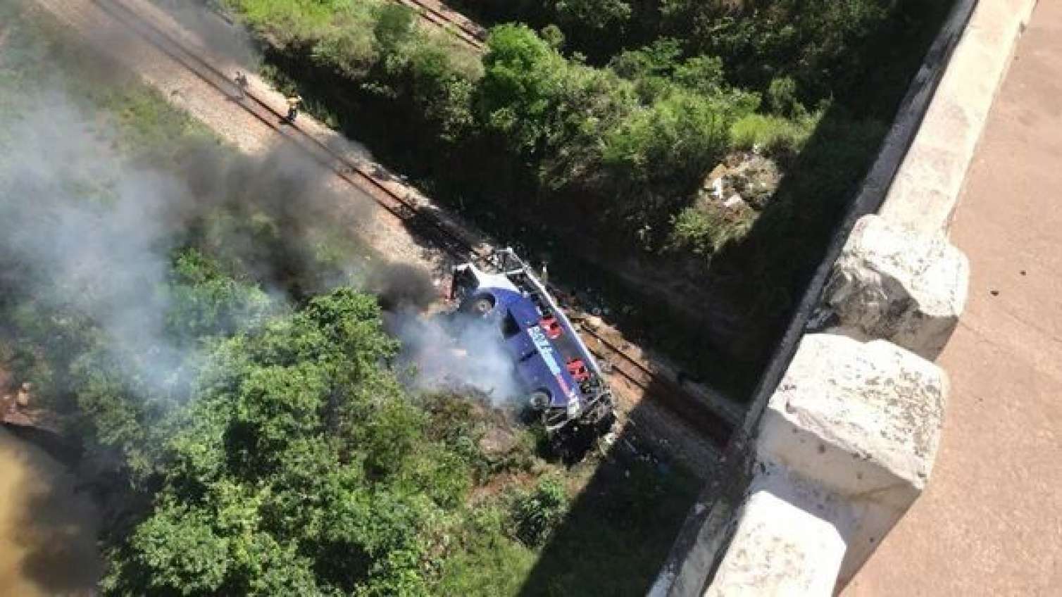 Avtobus 15 metr yüksəklikdən yerə çırpıldı -  Ölənlər var 