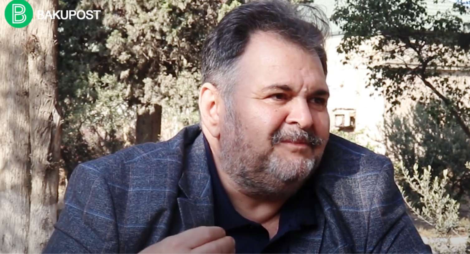 Ayaz Salayev: "Ətrafıma yataq otağı kimi baxıram" VİDEOMÜSAHİBƏ