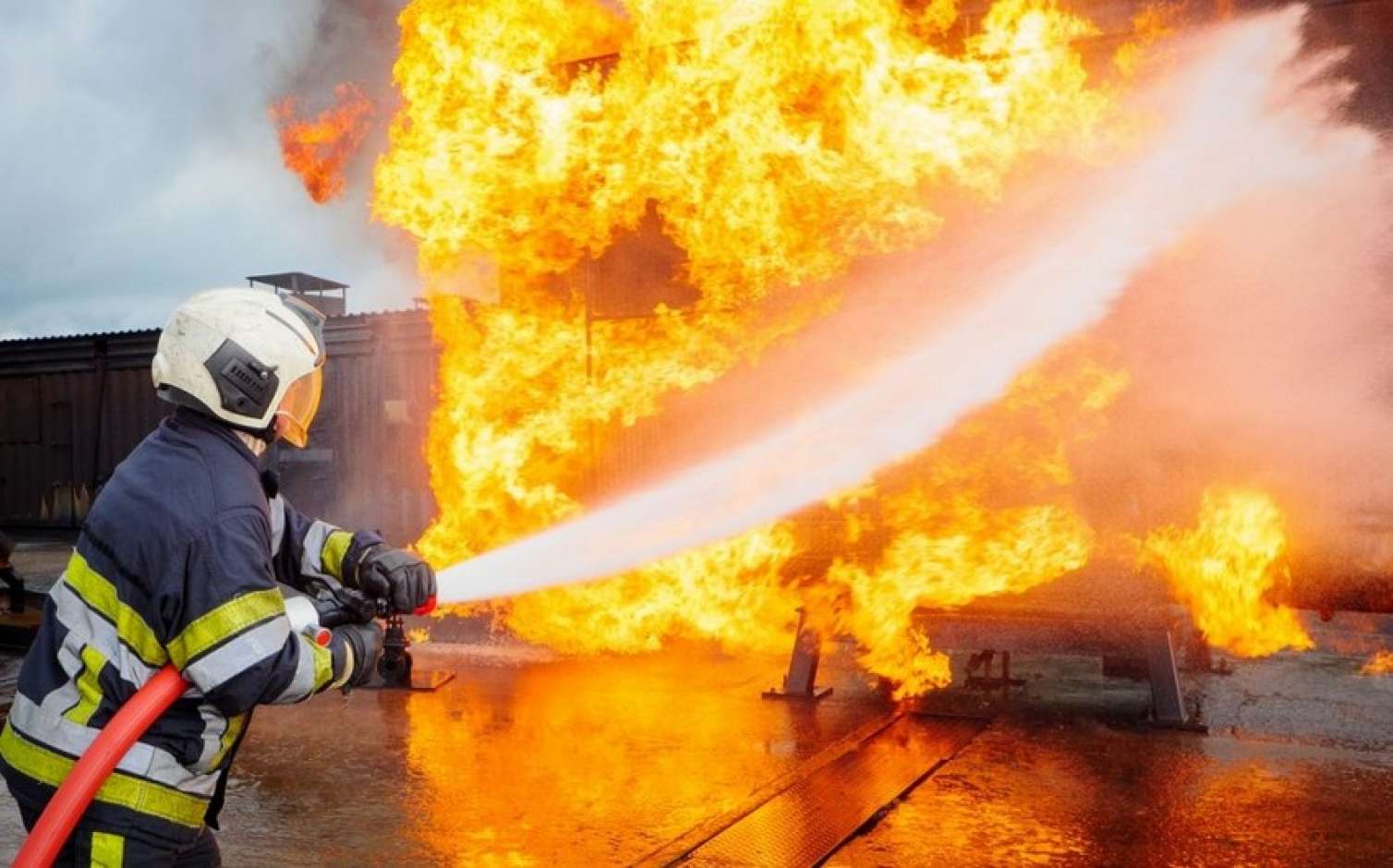 Bakıda beşotaqlı ev yandı 
