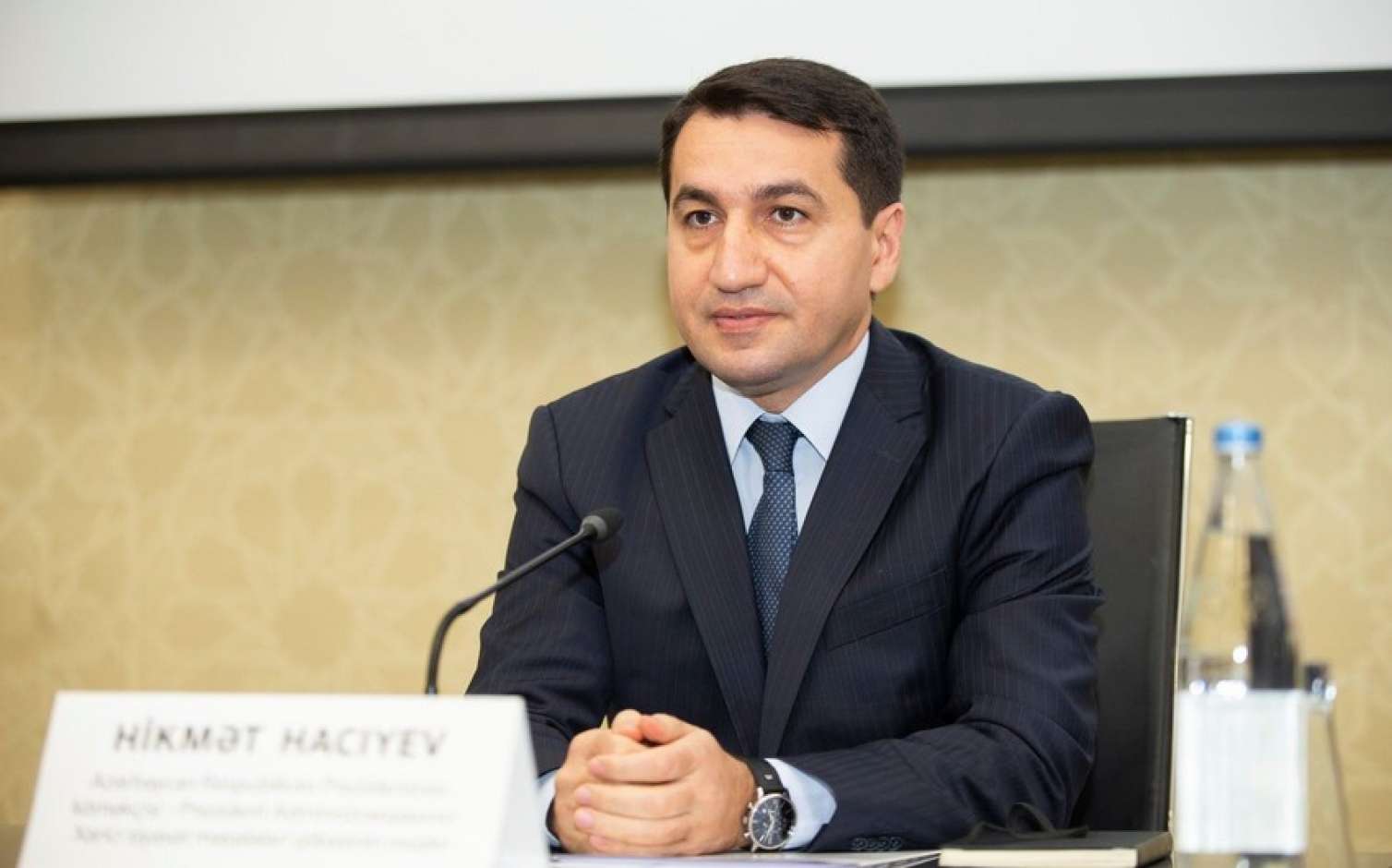 Hikmət Hacıyev jurnalistləri belə TƏBRİK ETDİ 