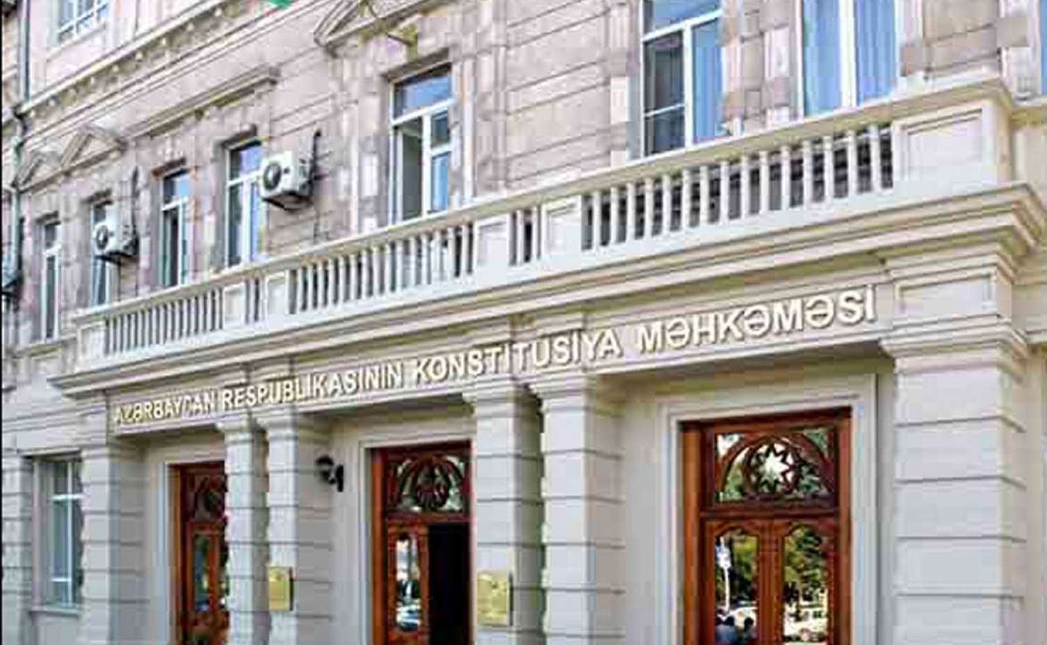 Məşhur hakim vəzifəsindən azad edildi -  FOTO