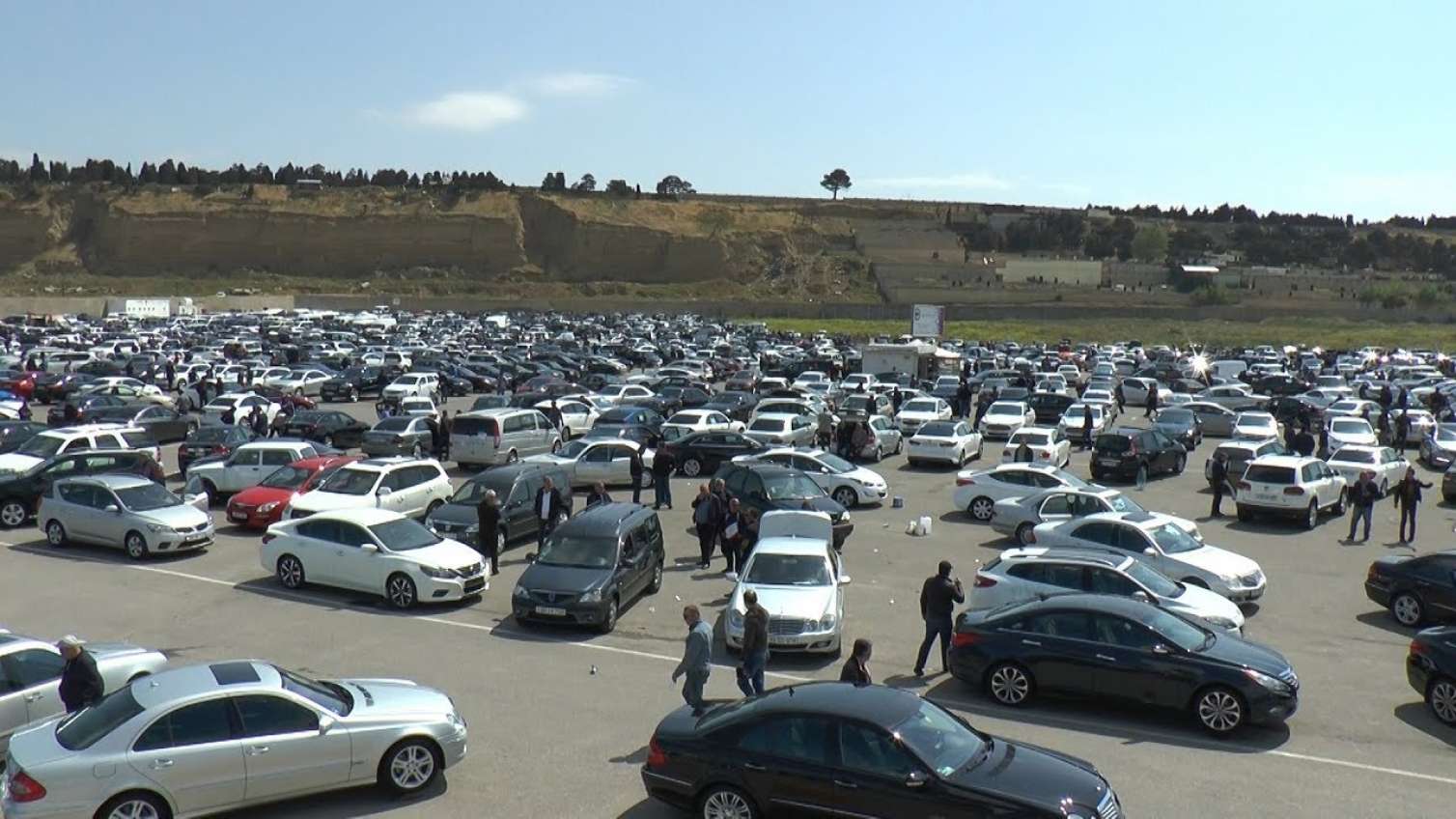 Maşın bazarında qiymətlər necədir? 1 illik aradan sonra açıldı -  VİDEO