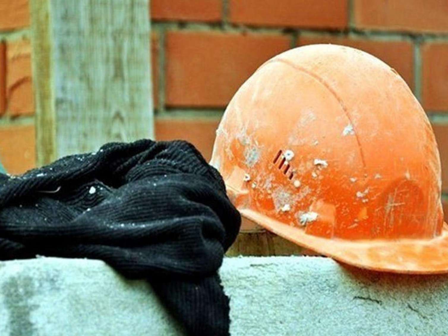 Bakıda fəhlə hündürlükdən yıxılaraq öldü 