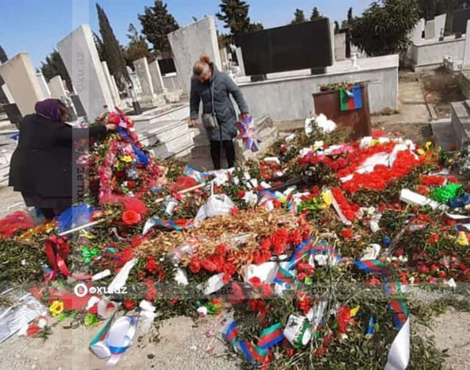 Azərbaycanda şəhidlərə hörmətsizlik: Bayraqlar zibil qutularına atıldı -   VİDEO
