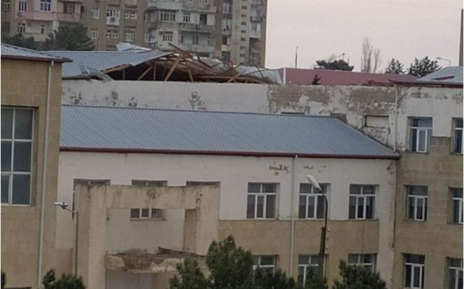 Bakıda güclü külək məktəbin dam örtüyünü uçurdu  FOTO