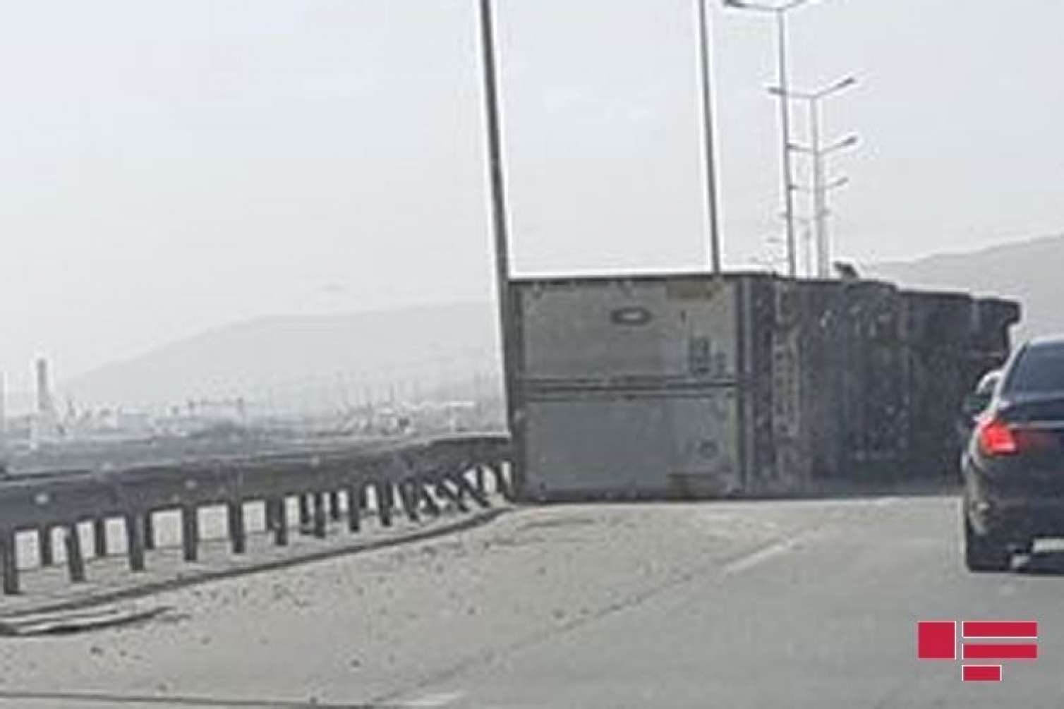 Külək Bakı-Qazax yolunda "Kamaz"ı aşırdı 