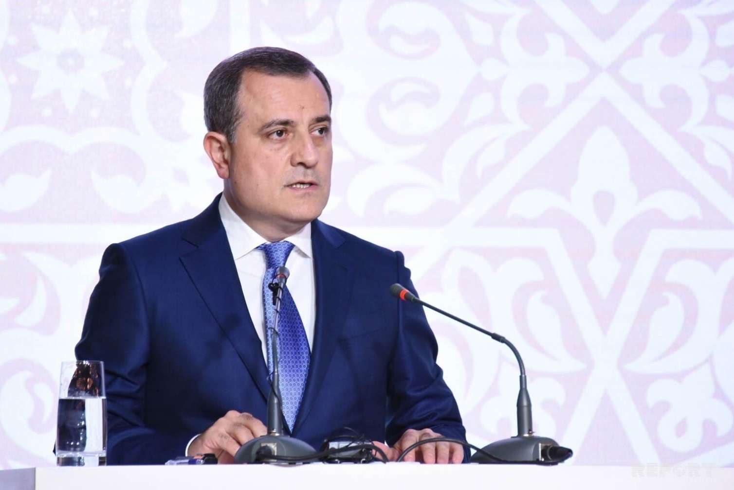 XİN başçısı Azərbaycan xanımlarını təbrik etdi 