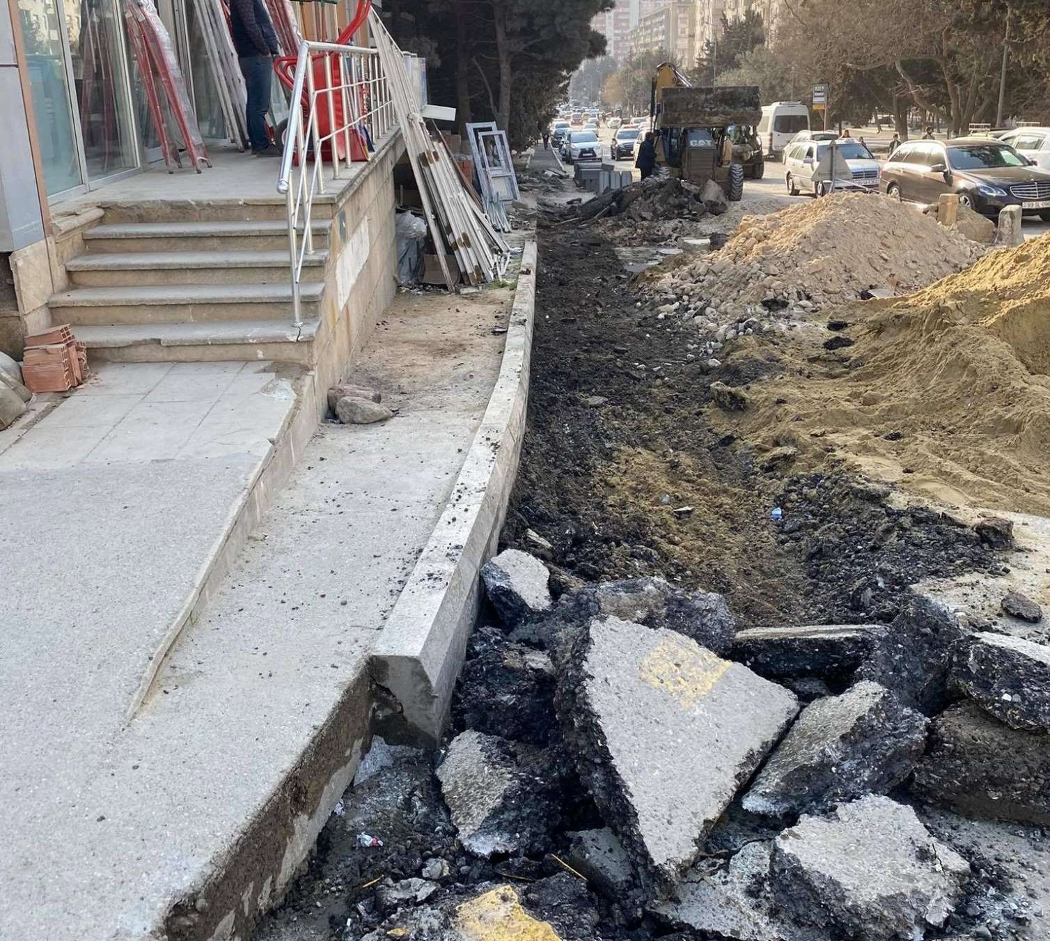 Bakıda rəzalət: piyada səkisi 2-ci dəfə satıldı, indi 3-cüsü tikilir – Foto 