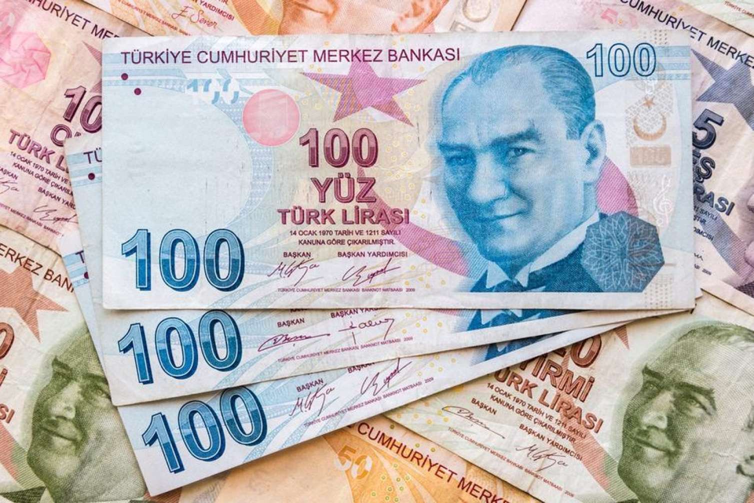 Lirə dəyərini itirdi 